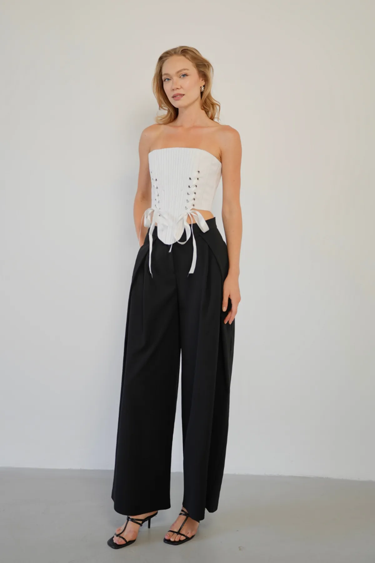 Bağlama Detaylı Straplez Crop Top - Korsaj Görünümlü Fiyonk Detaylı Şık Kadın Bluzu Beyaz