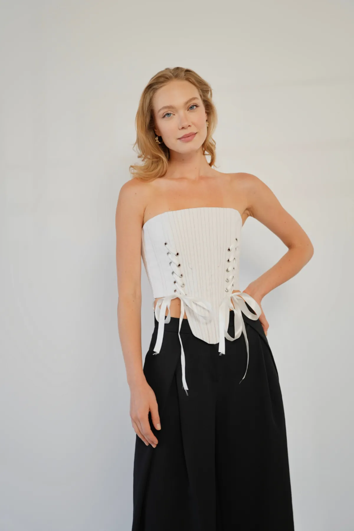 Bağlama Detaylı Straplez Crop Top - Korsaj Görünümlü Fiyonk Detaylı Şık Kadın Bluzu Beyaz