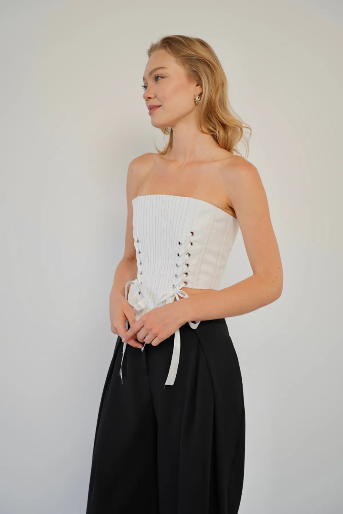 Bağlama Detaylı Straplez Crop Top - Korsaj Görünümlü Fiyonk Detaylı Şık Kadın Bluzu Beyaz