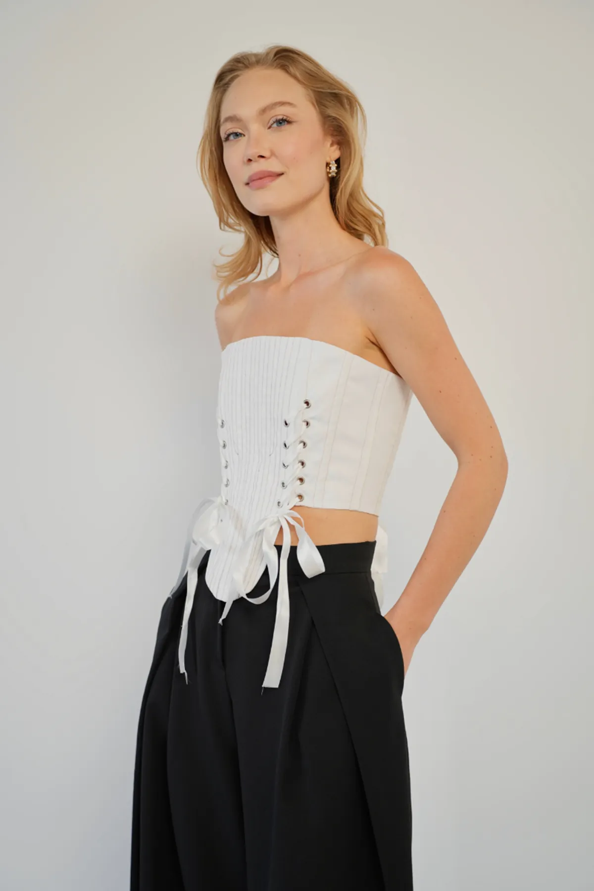 Bağlama Detaylı Straplez Crop Top - Korsaj Görünümlü Fiyonk Detaylı Şık Kadın Bluzu Beyaz