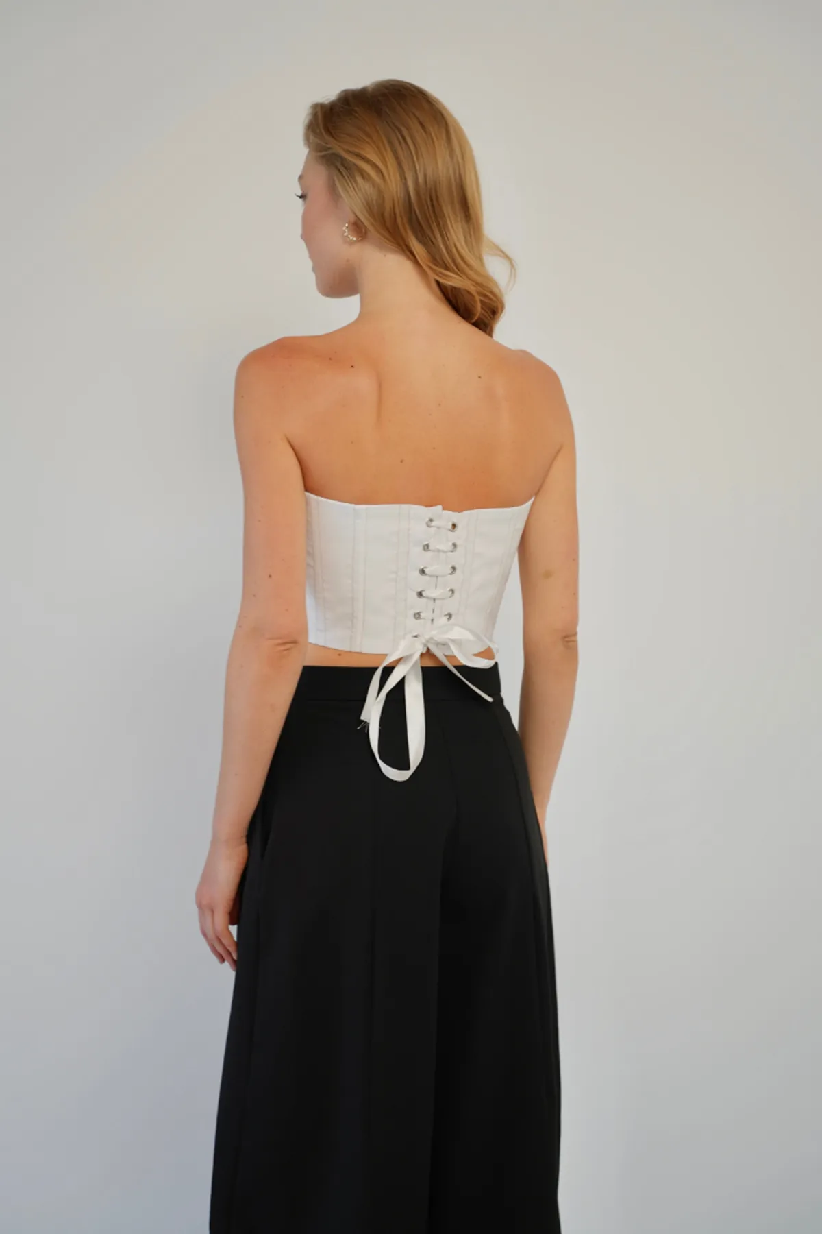 Bağlama Detaylı Straplez Crop Top - Korsaj Görünümlü Fiyonk Detaylı Şık Kadın Bluzu Beyaz