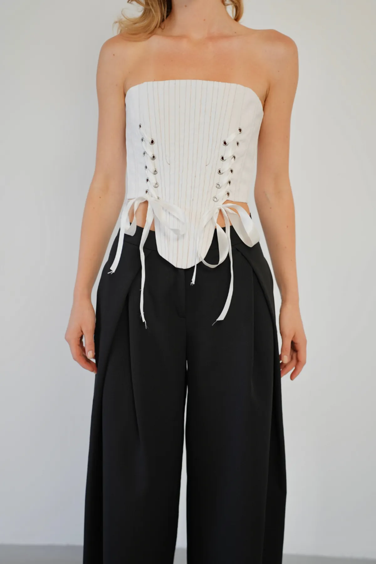 Bağlama Detaylı Straplez Crop Top - Korsaj Görünümlü Fiyonk Detaylı Şık Kadın Bluzu Beyaz