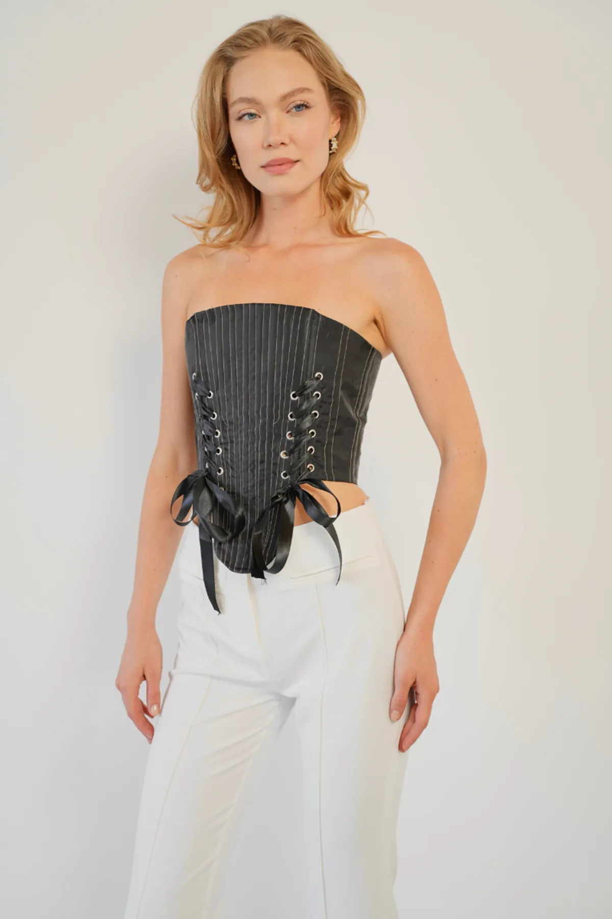 Bağlama Detaylı Straplez Crop Top - Korsaj Görünümlü Fiyonk Detaylı Şık Kadın Bluzu Siyah