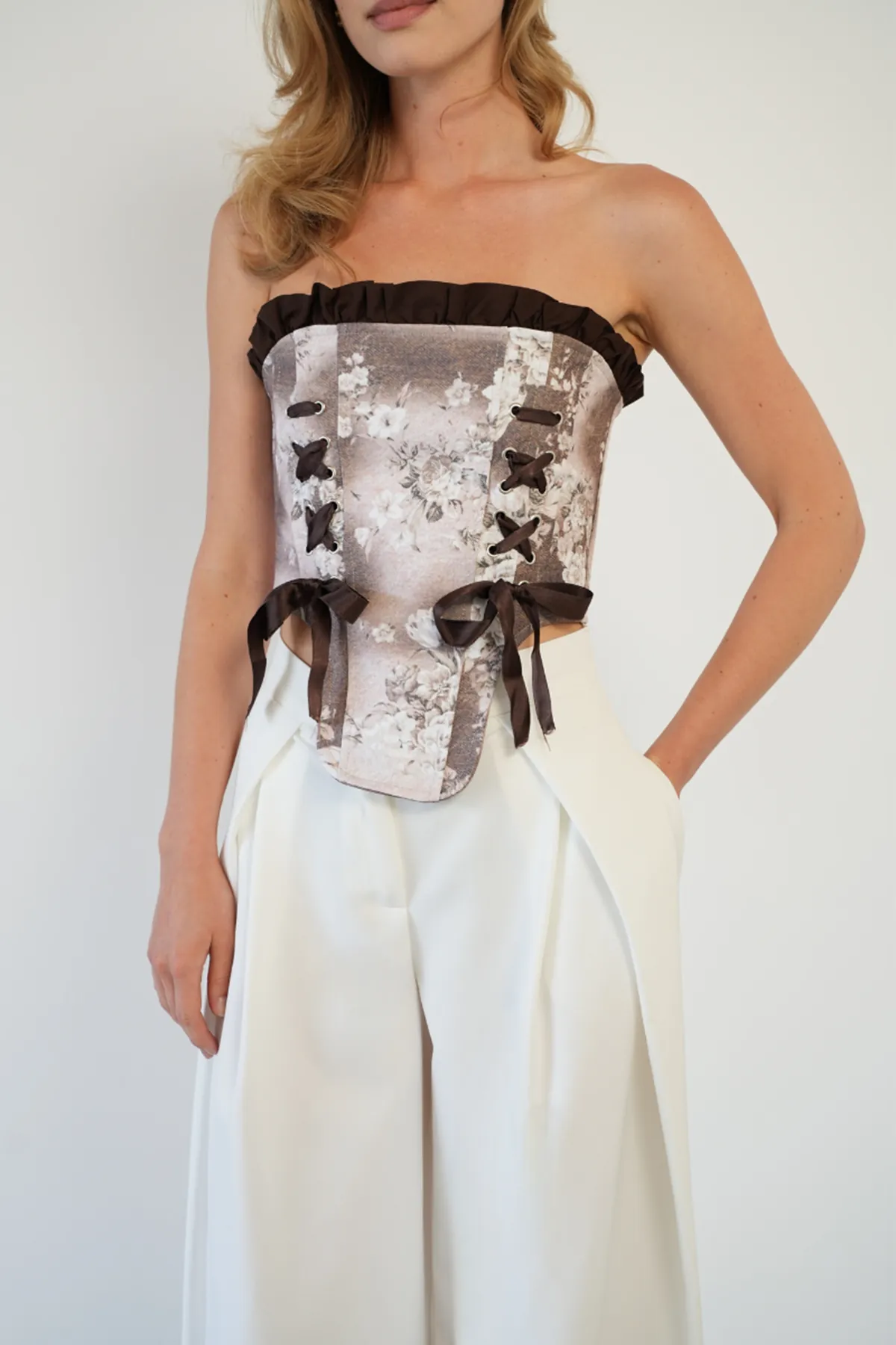 Bağlama Detaylı Straplez Crop Top - Korsaj Görünümlü Fiyonk Detaylı Şık Kadın Bluzu Kahverengi