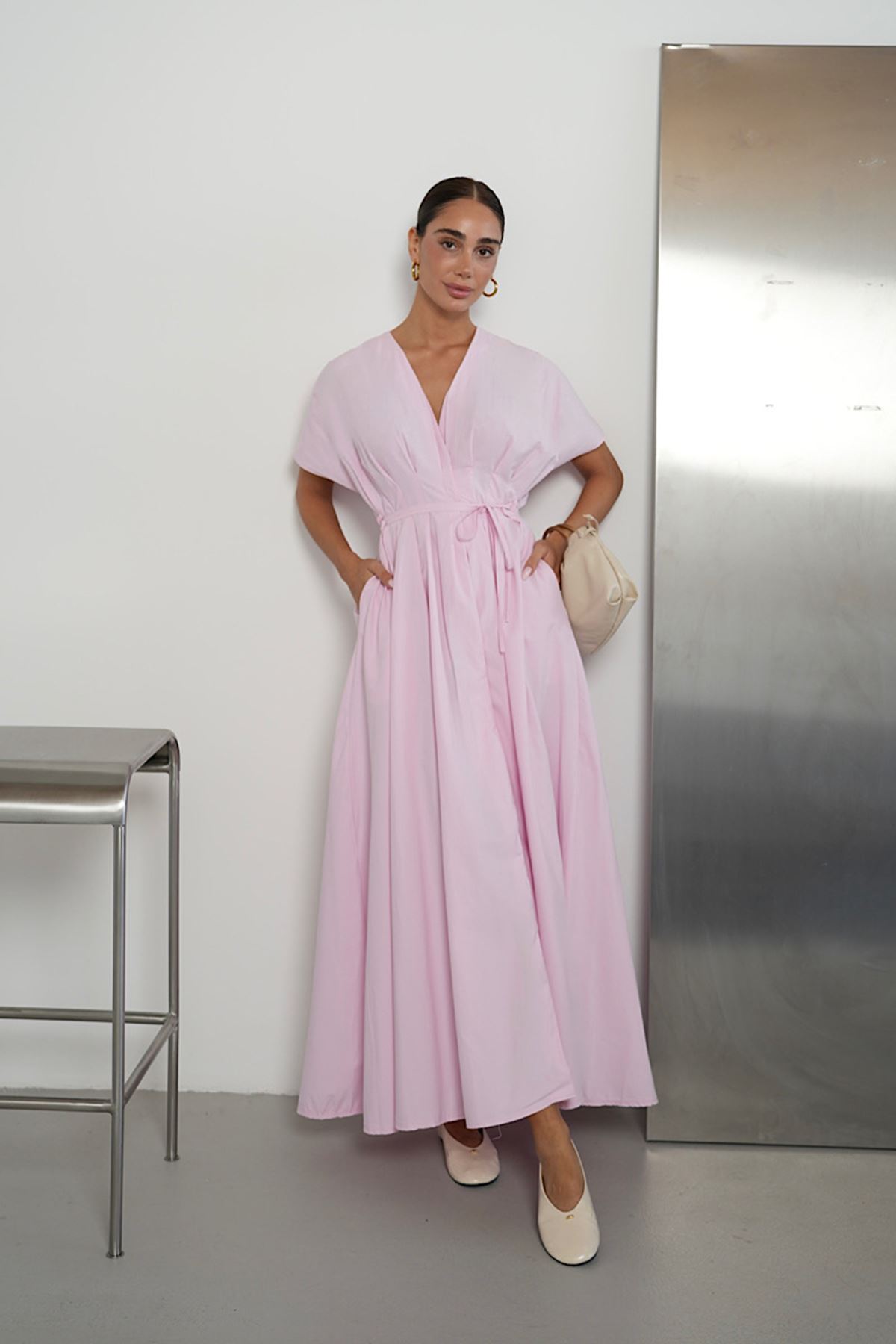 Premium Kruvaze V Yaka Beli Bağcıklı Akışkan Kumaş Uzun Maxi Elbise Pembe