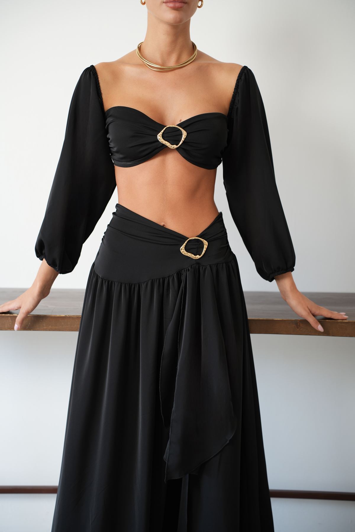 Siyah Tokalı Uzun Kollu Crop Bluz ve Maxi Etek Takım