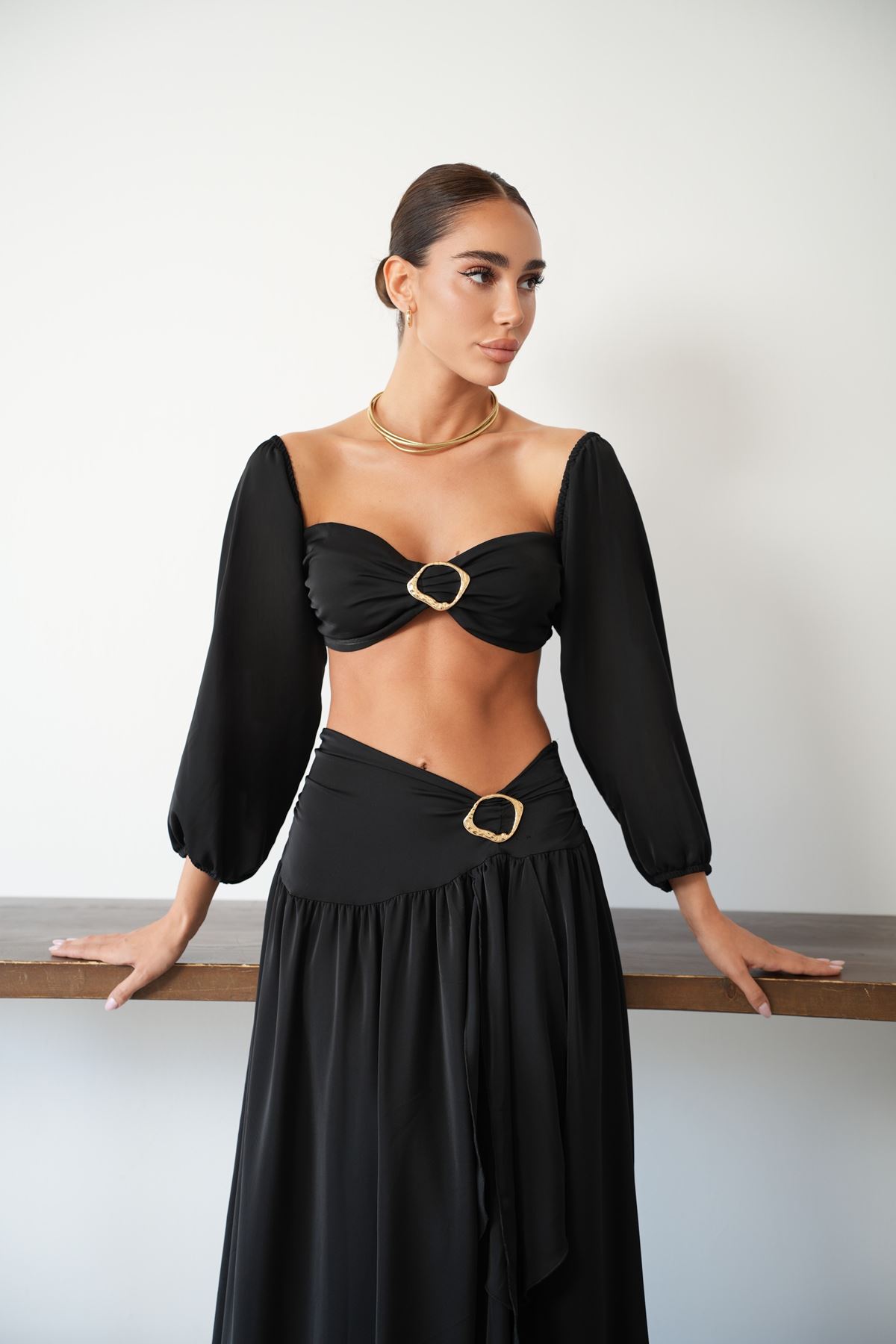 Siyah Tokalı Uzun Kollu Crop Bluz ve Maxi Etek Takım
