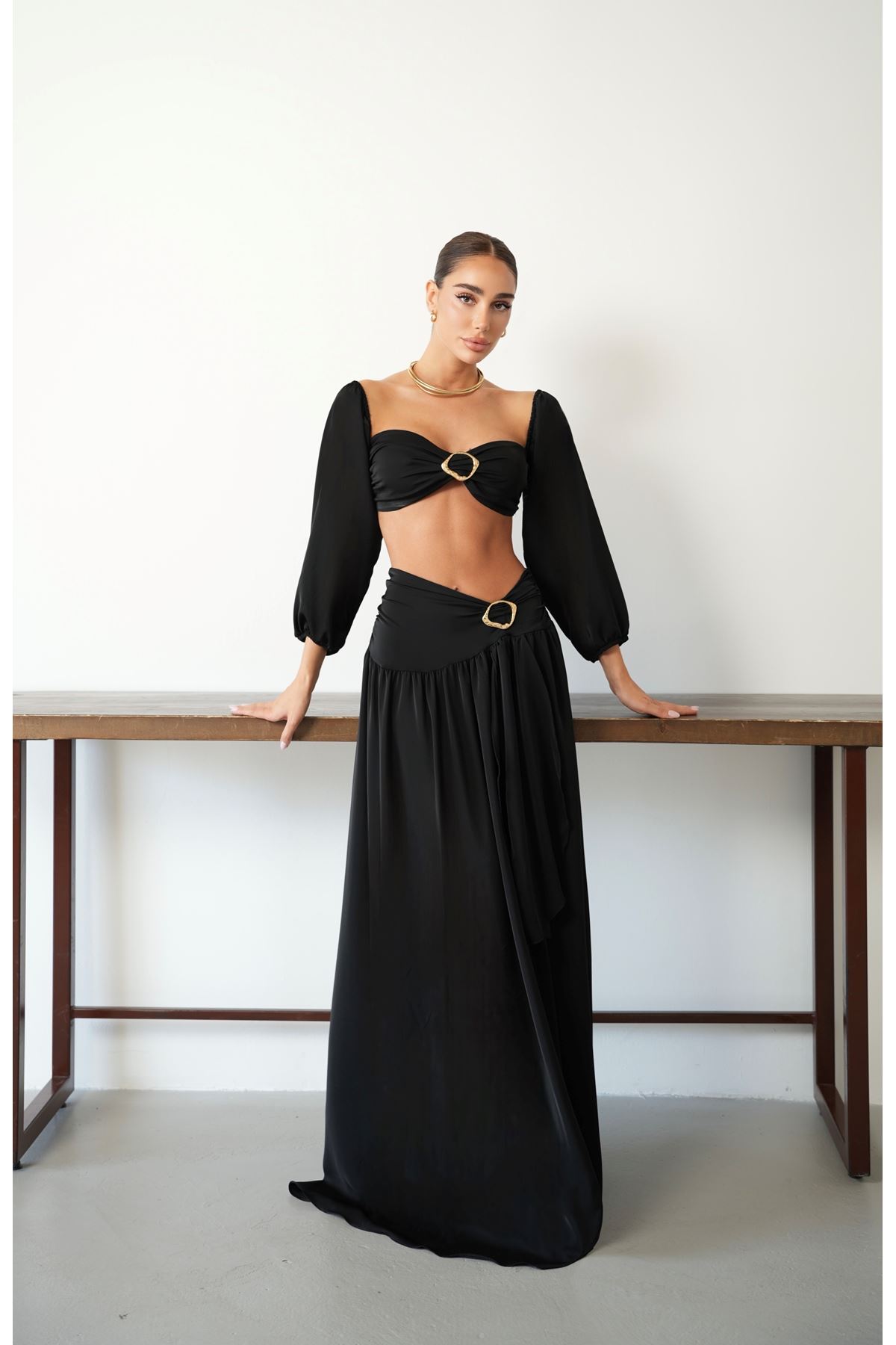 Siyah Tokalı Uzun Kollu Crop Bluz ve Maxi Etek Takım