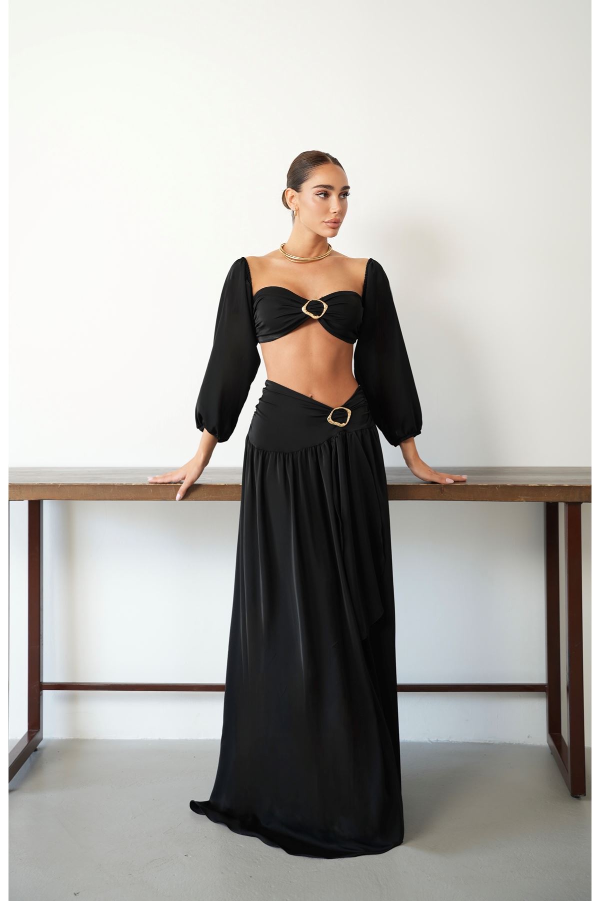 Siyah Tokalı Uzun Kollu Crop Bluz ve Maxi Etek Takım