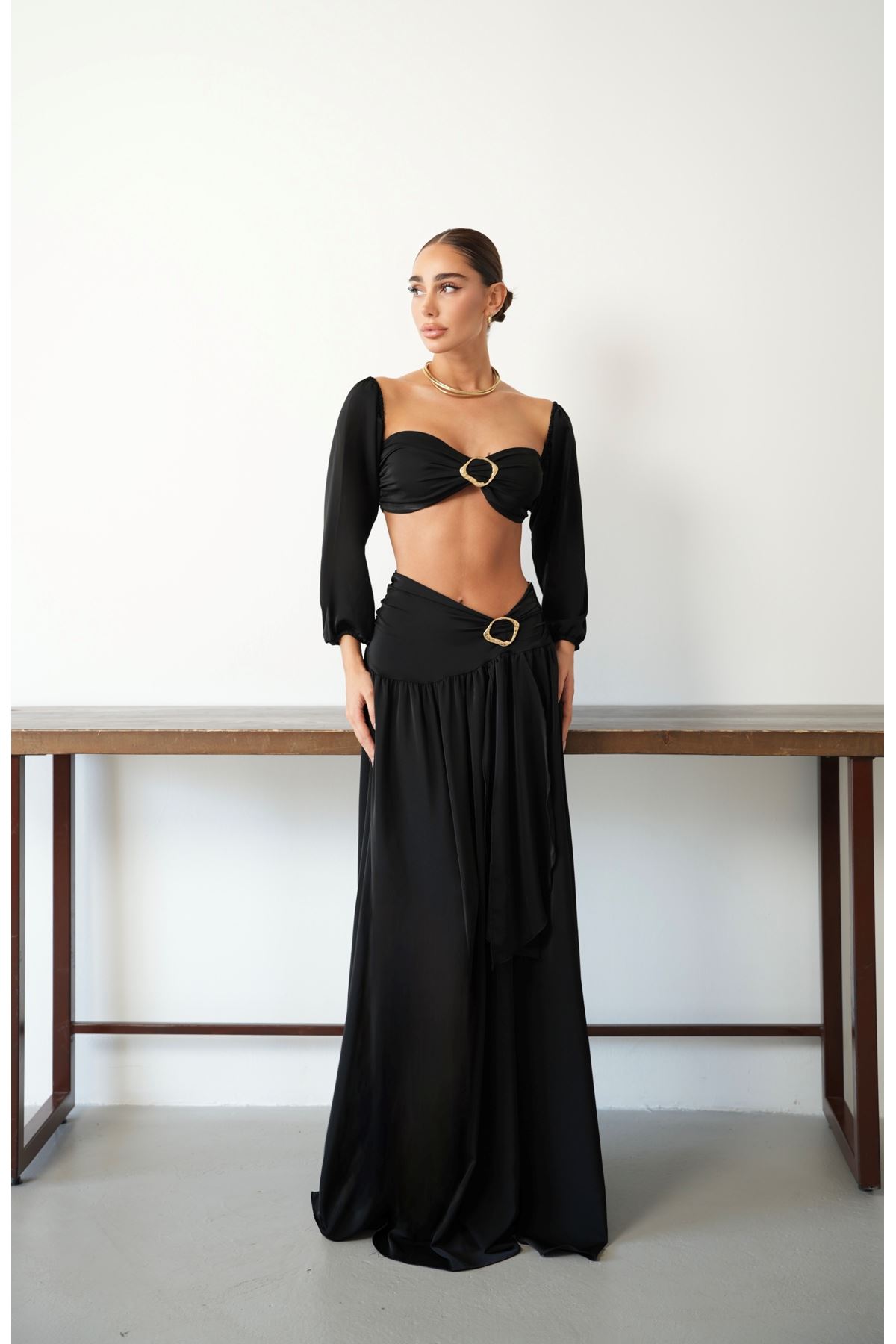 Siyah Tokalı Uzun Kollu Crop Bluz ve Maxi Etek Takım